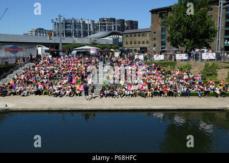 Grenier Square. Londres. Royaume-uni 29 juin 2018 - les travailleurs de la ville et les touristes profiter une autre journée chaude dans le grenier Square, Londres près de Regents Canal assis sur des coussins colorés tout en regardant le Roi Lion film sur un grand écran LED. Selon le Met Office, Juin a été le mois le plus sec jamais enregistré. Credit : Dinendra Haria/Alamy Live News Banque D'Images