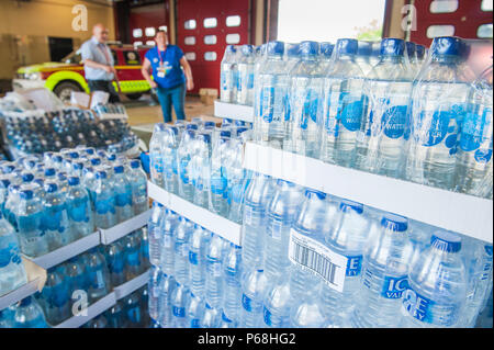 Stalybridge Fire Station, Greater Manchester, UK. 29 Juin, 2018. Les fournitures nécessaires, notamment l'eau et de la nourriture donnée par le public et les entreprises locales pour les besoins de la lutte contre l'incendie Les pompiers énorme sur Tameside Moor, à Stalybridge Fire Station, Greater Manchester le vendredi 29 juin 2018. Crédit : Matthieu Wilkinson/Alamy Live News Banque D'Images