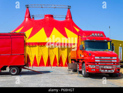 Baltimore, West Cork, Irlande. 29 Juin, 2018. Un autre jour brûlant ici dans l'ouest de Liège comme les finitions sont réalisées sur le chapiteau de cirque avant ce soir à l'ouverture des performances. L'équipage du monde du cirque peut avoir la grande tente et prêt à aller en une journée s'il le faut. Credit : aphperspective/Alamy Live News Banque D'Images