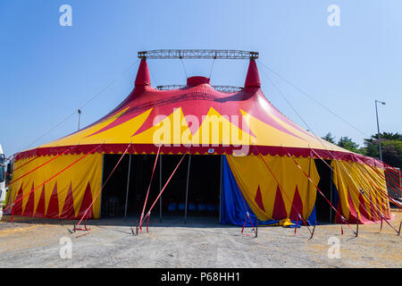 Baltimore, West Cork, Irlande. 29 Juin, 2018. Un autre jour brûlant ici dans l'ouest de Liège comme les finitions sont réalisées sur le chapiteau de cirque avant ce soir à l'ouverture des performances. L'équipage du monde du cirque peut avoir la grande tente et prêt à aller en une journée s'il le faut. Credit : aphperspective/Alamy Live News Banque D'Images