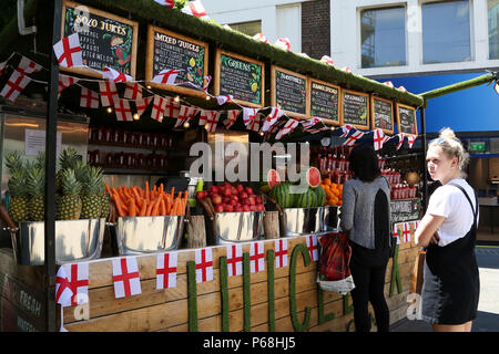 Bond Street. Londres. Royaume-uni 29 juin 2018 - Une boisson aux fruits stall près de la station de métro de Bond Street décoré de St George's flag. L'Angleterre joue suivant la Colombie dans les stades knock out le mardi 3 juillet. Credit : Dinendra Haria/Alamy Live News Banque D'Images