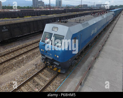 (180629) -- HUAIHUA, 29 juin 2018 (Xinhua) -- Le premier train de fret de Huaihua dans le centre de la Chine, la province du Hunan à Minsk de Biélorussie est perçu avant le départ à la gare de Huaihua le 29 juin 2018. Elle arrivera à Minsk en environ 15 jours. (Xinhua/Xue Yuge)(mcg) Banque D'Images