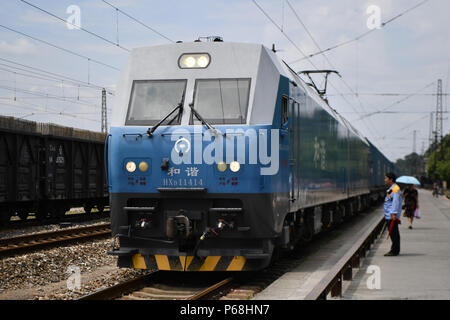 (180629) -- HUAIHUA, 29 juin 2018 (Xinhua) -- Le premier train de fret de Huaihua dans le centre de la Chine, la province du Hunan à Minsk du Bélarus quitte une gare ferroviaire à Huaihua le 29 juin 2018. Elle arrivera à Minsk en environ 15 jours. (Xinhua/Xue Yuge)(mcg) Banque D'Images