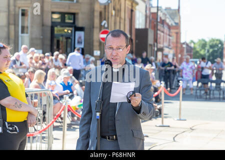 Warrington, Royaume-Uni. 29 Juin, 2018. Le temps était chaud et ensoleillé pour Warrington journée de marche. Cet événement religieux annuel commence en face de l'hôtel de ville et leraves grâce à la célèbre Porte d'or avec la procession à la suite les rues et à travers le centre-ville Crédit : John Hopkins/Alamy Live News Banque D'Images