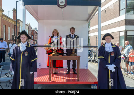 Warrington, Royaume-Uni. 29 juin 2018 - Le temps était chaud et ensoleillé pour Warrington journée de marche. Cet événement religieux annuel commence en face de l'hôtel de ville et leraves grâce à la célèbre Porte d'or avec la procession à la suite les rues et à travers le centre-ville Crédit : John Hopkins/Alamy Live News Banque D'Images