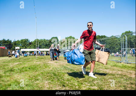 Glynde, East Sussex, le 29 juin 2018. Love Supreme Jazz Festival. Les festivaliers arrivent pour l'ouverture de la sixième fois Love Supreme Jazz Festival à Glynde Place, dans le cadre pittoresque des South Downs, sur une brulante Summers day que le festival se prépare pour une autre année. Les températures sont à la hausse au cours du week-end, qui devrait être le plus chaud week-end de l'année encore. Credit : Francesca Moore/Alamy Live News Banque D'Images