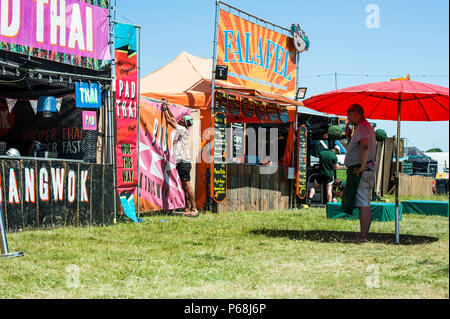 Glynde, East Sussex, le 29 juin 2018. Love Supreme Jazz Festival. Les festivaliers arrivent pour l'ouverture de la sixième fois Love Supreme Jazz Festival à Glynde Place, dans le cadre pittoresque des South Downs, sur une brulante Summers day que le festival se prépare pour une autre année. Les températures sont à la hausse au cours du week-end, qui devrait être le plus chaud week-end de l'année encore. Credit : Francesca Moore/Alamy Live News Banque D'Images