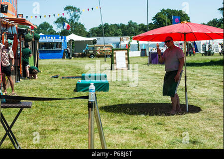 Glynde, East Sussex, le 29 juin 2018. Love Supreme Jazz Festival. Les festivaliers arrivent pour l'ouverture de la sixième fois Love Supreme Jazz Festival à Glynde Place, dans le cadre pittoresque des South Downs, sur une brulante Summers day que le festival se prépare pour une autre année. Les températures sont à la hausse au cours du week-end, qui devrait être le plus chaud week-end de l'année encore. Credit : Francesca Moore/Alamy Live News Banque D'Images