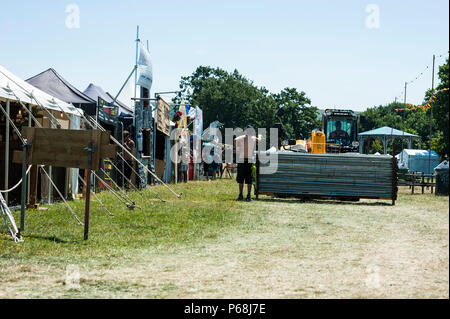 Glynde, East Sussex, le 29 juin 2018. Love Supreme Jazz Festival. Les festivaliers arrivent pour l'ouverture de la sixième fois Love Supreme Jazz Festival à Glynde Place, dans le cadre pittoresque des South Downs, sur une brulante Summers day que le festival se prépare pour une autre année. Les températures sont à la hausse au cours du week-end, qui devrait être le plus chaud week-end de l'année encore. Credit : Francesca Moore/Alamy Live News Banque D'Images