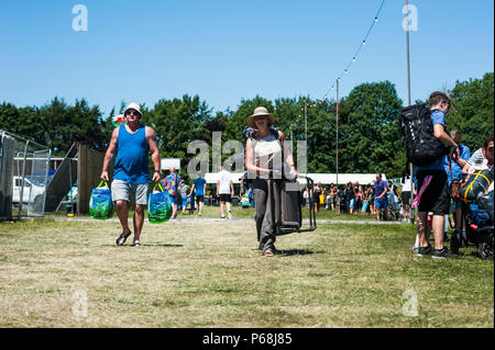 Glynde, East Sussex, le 29 juin 2018. Love Supreme Jazz Festival. Les festivaliers arrivent pour l'ouverture de la sixième fois Love Supreme Jazz Festival à Glynde Place, dans le cadre pittoresque des South Downs, sur une brulante Summers day que le festival se prépare pour une autre année. Les températures sont à la hausse au cours du week-end, qui devrait être le plus chaud week-end de l'année encore. Credit : Francesca Moore/Alamy Live News Banque D'Images