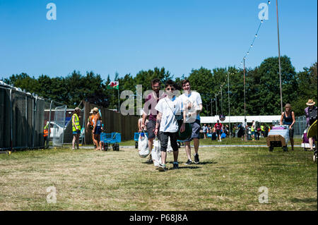 Glynde, East Sussex, le 29 juin 2018. Love Supreme Jazz Festival. Les festivaliers arrivent pour l'ouverture de la sixième fois Love Supreme Jazz Festival à Glynde Place, dans le cadre pittoresque des South Downs, sur une brulante Summers day que le festival se prépare pour une autre année. Les températures sont à la hausse au cours du week-end, qui devrait être le plus chaud week-end de l'année encore. Credit : Francesca Moore/Alamy Live News Banque D'Images