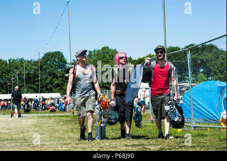 Glynde, East Sussex, le 29 juin 2018. Love Supreme Jazz Festival. Les festivaliers arrivent pour l'ouverture de la sixième fois Love Supreme Jazz Festival à Glynde Place, dans le cadre pittoresque des South Downs, sur une brulante Summers day que le festival se prépare pour une autre année. Les températures sont à la hausse au cours du week-end, qui devrait être le plus chaud week-end de l'année encore. Credit : Francesca Moore/Alamy Live News Banque D'Images