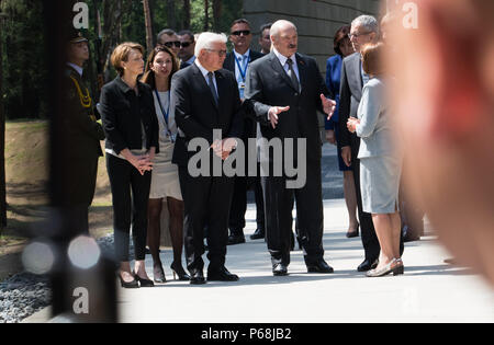 Minsk, en Allemagne. 29 Juin, 2018. Elke Buedenbender (L-R), l'allemand Frank-Walter Steinmeier, Président du Parti Social-démocrate (SPD), le Président du Bélarus Alexandre Loukachenko, Président de l'Autriche et Alexander Van der Bellen arriver pour l'inauguration du site commémoratif de Malyj Trostenez. Malyj Trostenez a été le plus grand camp d'extermination national-socialiste sur le terrain de l'ancienne Union Sovier. Cependant, comme beaucoup d'autres domaines sur l'ex-Union soviétique, il n'est pas bien connus en Allemagne et en Europe. Credit : Jörg Carstensen/dpa/Alamy Live News Banque D'Images