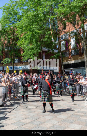 Warrington, Royaume-Uni. 29 juin 2018 - Le temps était chaud et ensoleillé pour Warrington journée de marche. Cet événement religieux annuel commence en face de l'hôtel de ville et leraves grâce à la célèbre Porte d'or avec la procession à la suite les rues et à travers le centre-ville Crédit : John Hopkins/Alamy Live News Banque D'Images