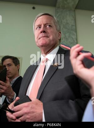 Représentant des États-Unis Mark Meadows (républicain de Caroline du Nord) Réponses aux questions du journaliste lors d'une pause dans la déposition de l'agent du FBI Peter Strzok sur la colline du Capitole à Washington, DC le mercredi, 27 juin 2018. Credit : Ron Sachs / CNP (restriction : NO New York ou le New Jersey Journaux ou journaux dans un rayon de 75 km de la ville de New York) dans le monde entier d'utilisation | Banque D'Images