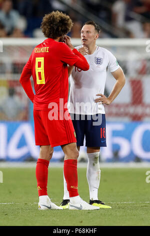 Kaliningrad, Russie. 28 Juin, 2018. Marouane Fellaini de Belgique et Phil Jones de l'Angleterre après la Coupe du Monde 2018 Groupe G match entre l'Angleterre et la Belgique au stade de Kaliningrad le 28 juin 2018 à Kaliningrad, Russie. (Photo de Daniel Chesterton/) Credit : PHC Images/Alamy Live News Banque D'Images