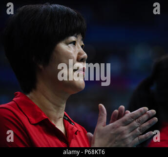 (180629) -- SHANGHAI, 29 juin 2018 (Xinhua) -- Lang Ping, entraîneur en chef de la Chine, de l'air sur la piscine durant un match entre la Chine et le Brésil à la FIVB 2018 Volley-ball Ligue des Nations Unies les finales de Nanjing, capitale de la province de Jiangsu, Chine orientale, le 29 juin 2018. La Chine a perdu 0-3. (Xinhua/Li Xiang)(WLL) Banque D'Images