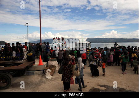 Le nord de Sumatra, en Indonésie. 29 Juin, 2018. Les personnes en attente de news se rassemblent à Tigarasa dans port Lac Toba, au nord de Sumatra, Indonésie, le 29 juin 2018. Un drone sous-marin a identifié des cadavres et des motos ainsi que des débris d'une suspicion d'une embarcation chavirée, qui a fait quatre morts et 192 autres disparus, dans une profondeur d'environ 490 mètres du Lac Toba dans l'ouest de l'Indonésie, un sauveteur porte parole du de l'équipe vendredi. Ti'Kuncahya Crédit : B./Xinhua/Alamy Live News Banque D'Images