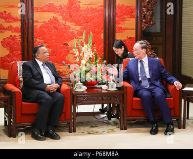 (180629) -- BEIJING, 29 juin 2018 (Xinhua) -- Le Vice-président chinois Wang Qishan (R, à l'avant) se réunit avec le Ministre des affaires étrangères du Bangladesh Abul Hassan Mahmood Ali à Beijing, capitale de Chine, le 29 juin 2018. (Xinhua/Xie Huanchi) (LMM) Banque D'Images