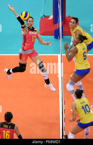 (180629) -- SHANGHAI, 29 juin 2018 (Xinhua) -- Yan Ni (L) de Chine monte la balle au cours de la piscine une correspondance entre la Chine et le Brésil à la FIVB 2018 Volley-ball Ligue des Nations Unies les finales de Nanjing, capitale de la province de Jiangsu, Chine orientale, le 29 juin 2018. La Chine a perdu 0-3. (Xinhua/Yuging Han)(WLL) Banque D'Images