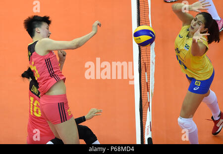 (180629) -- SHANGHAI, 29 juin 2018 (Xinhua) -- Hu Mingyuan (2L) de Chine monte la balle au cours de la piscine une correspondance entre la Chine et le Brésil à la FIVB 2018 Volley-ball Ligue des Nations Unies les finales de Nanjing, capitale de la province de Jiangsu, Chine orientale, le 29 juin 2018. La Chine a perdu 0-3. (Xinhua/Yuging Han)(WLL) Banque D'Images