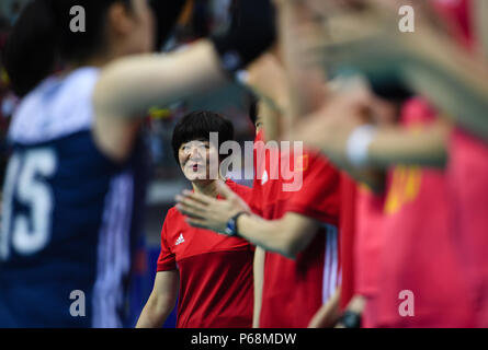 (180629) -- SHANGHAI, 29 juin 2018 (Xinhua) -- Lang Ping, entraîneur en chef de la Chine, de l'air sur l'avant de la piscine une correspondance entre la Chine et le Brésil à la FIVB 2018 Volley-ball Ligue des Nations Unies les finales de Nanjing, capitale de la province de Jiangsu, Chine orientale, le 29 juin 2018. La Chine a perdu 0-3. (Xinhua/Li Xiang)(WLL) Banque D'Images