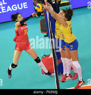 (180629) -- SHANGHAI, 29 juin 2018 (Xinhua) -- Liu Xiaotong (L) de Chine monte la balle au cours de la piscine une correspondance entre la Chine et le Brésil à la FIVB 2018 Volley-ball Ligue des Nations Unies les finales de Nanjing, capitale de la province de Jiangsu, Chine orientale, le 29 juin 2018. La Chine a perdu 0-3. (Xinhua/Yuging Han)(WLL) Banque D'Images