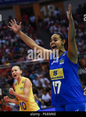 (180629) -- SHANGHAI, 29 juin 2018 (Xinhua) -- Suelen Pinto (R) du Brésil fête marquant lors de la piscine une correspondance entre la Chine et le Brésil à la FIVB 2018 Volley-ball Ligue des Nations Unies les finales de Nanjing, capitale de la province de Jiangsu, Chine orientale, le 29 juin 2018. Le Brésil a gagné 3-0. (Xinhua/Li Xiang)(WLL) Banque D'Images