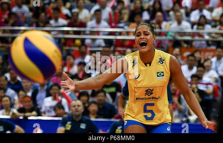 (180629) -- SHANGHAI, 29 juin 2018 (Xinhua) -- Adenizia da Silva du Brésil réagit au cours de la piscine une correspondance entre la Chine et le Brésil à la FIVB 2018 Volley-ball Ligue des Nations Unies les finales de Nanjing, capitale de la province de Jiangsu, Chine orientale, le 29 juin 2018. Le Brésil a gagné 3-0. (Xinhua/Li Xiang)(WLL) Banque D'Images