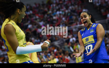 (180629) -- SHANGHAI, 29 juin 2018 (Xinhua) -- Suelen Pinto (R) du Brésil fête marquant lors de la piscine une correspondance entre la Chine et le Brésil à la FIVB 2018 Volley-ball Ligue des Nations Unies les finales de Nanjing, capitale de la province de Jiangsu, Chine orientale, le 29 juin 2018. Le Brésil a gagné 3-0. (Xinhua/Li Xiang)(WLL) Banque D'Images