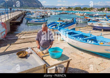 Mondello, Sicile, Europe-10/06 / 2018.Sililian vidange d'un pêcheur de poisson frais dans le port de Mondello, dans le nord-ouest de la Sicile, près de la ville de Palerme Banque D'Images