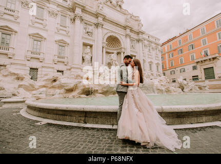 Récemment Mariés mariés posant devant la fontaine de Trevi (Fontana di Trevi), Rome, Italie Banque D'Images