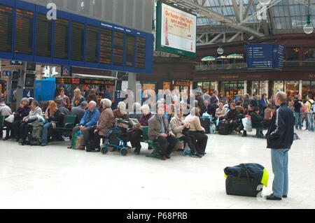 La foule des voyageurs de la gare à la gare centrale de Glasgow. Avril 2005. Banque D'Images