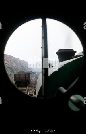 Vue depuis la fenêtre de la cabine d'un Kitson 0-6-0ER au travail sur la branche qui a alimenté l'ironstone Corby Aciéries de minerai de fer. 1968. Banque D'Images