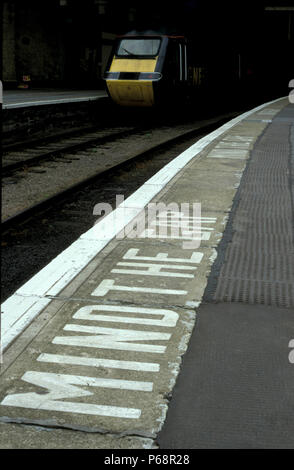 Avertissement à l'esprit l'écart sur la plate-forme à la gare de Kings Cross à Londres. Mai 2001. Banque D'Images