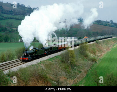 Marches galloises Pullman.Nos7812 et 4930 Earlstoke Manor Hagley Hall banque Llanfinangel montée en route pour Newport. 17.04.1982. Banque D'Images