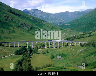 West Highland Line. No37188 avec le viaduc de Glenfinnan traverse 14:05 Fort William à Mallaig ex. 20.07.1984. Banque D'Images