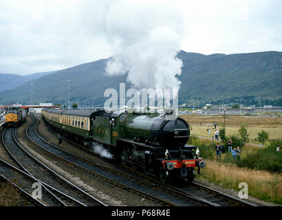 West Highlander. No.2005 mène le stock vide de l'évitement de la gare de Fort William. 11.08.1987. Banque D'Images