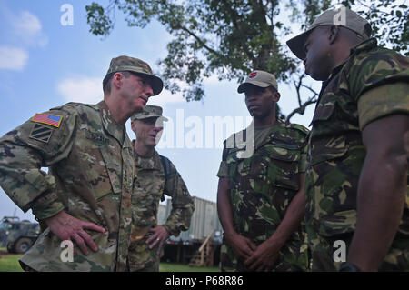 COATEPEQUE, Guatemala - De gauche à droite de l'armée américaine, le Lieutenant-général Joseph DiSalvo, U.S. Southern Command commandant adjoint militaire, Armée et Brigue. Le général James Mason, 807ème commandement médical général commandant adjoint, parler avec Trinité-et-Tobago des soldats du régiment, 2e lieutenant Dwayne Duncan, agent des services alimentaires, et le Major Sheldon Dougan, officier des opérations, au cours d'une visite le 17 mai 2016, lors de l'exercice AU-DELÀ DE L'HORIZON 2016 AU GUATEMALA. DiSalvo a parlé avec les agents de TTR sur leur expérience de formation combinée avec l'armée américaine. (U.S. Photo de l'Armée de l'air par la Haute Airman Dillon Davis/Re Banque D'Images