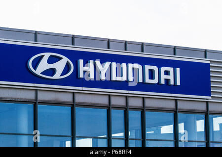 Vilnius, Lituanie- 12 avril, 2018 : Hyundai logo sur un bâtiment du concessionnaire. Hyundai est un constructeur automobile sud-coréen fondé à Séoul. Banque D'Images