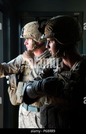 Corps des Marines des États-Unis Le Cpl. Bradley W. Trammel et lance le Cpl. Taylor C. Drake recherchez un immeuble inoccupé au Robertson Barracks, Territoire du Nord, Australie, le 18 mai 2016. La Marine américaine et australienne d'ingénieurs de combat de l'armée a effectué une formation de recherche pour trouver les dangers d'explosion. (U.S. Marine Corps photo par le Cpl. Mandaline Hatch) Banque D'Images