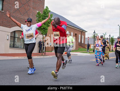 Deux coureurs s'arrêtent pour poser pour une photographie pendant la moitié historique du 9e corps des Marines le 15 mai 2016, dans le centre-ville de Fredericksburg, en Virginie. La course de 13,1 miles est organisée par l'organisation Marathon du Marine corps et compte plus de 8 000 participants. Le parcours traverse les rues et les quartiers historiques avant de terminer au Fredericksburg Expo Center, mettant l'accent sur la participation, la course d'endurance et l'engagement communautaire. Banque D'Images