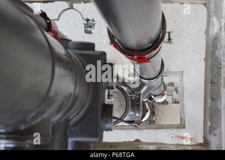 Tuyaux en plastique des sols et des déchets en cours d'installation dans une nouvelle forme de tour à Londres, au Royaume-Uni. Est rouge firetrap colliers afin de maintenir l'intégrité des compartiments d'incendie Banque D'Images