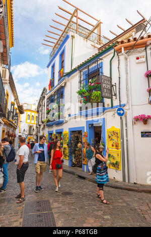 Cordoba Andalousie, une rue pittoresque dans le quartier de la Juderia Cordoba (Cordoue) Vieille ville, Andalousie, espagne. Banque D'Images