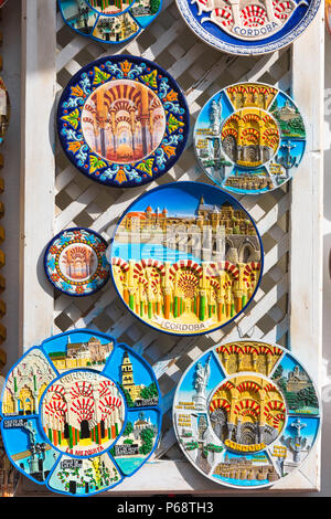 Souvenir de Cordoue Espagne, vue sur une exposition de plaques de céramique souvenir colorées en vente à l'extérieur d'une boutique de cadeaux à Cordoue (Cordova), Andalousie, Espagne. Banque D'Images