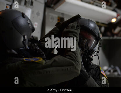 Les cadres supérieurs de l'US Air Force Airmen Cory Dye et Chris Pherson, tant avec le 14e Escadron de transport aérien d'arrimeurs, vérifier chaque pignon d'autres personnes avant d'être inspectés dans le cadre du Crescent atteindre 16, 18 mai 2016, at Joint Base Charleston, S.C. Crescent Reach est un exercice annuel conçu pour tester et évaluer Joint Base Charleston's capacité de mobiliser et de lancer une formation de gros aéronefs de plus pour former et déployer des processus, de la marine et de la cargaison en réponse à une crise simulée. (U.S. Air Force photo/Senior Airman Ericka Engblom) Banque D'Images