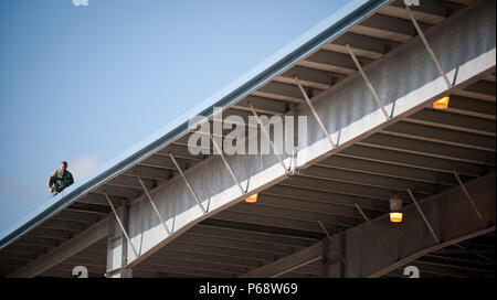 Frank Kozielski Senior Airman, 122e Ingénieur civil électricien, 122e Escadre de chasse, Fort Wayne, Ind., inspecte les paratonnerres sur le dessus de l'avion tout temps un abri, 13 mai 2016, à l'Indiana Air National Guard Base, Fort Wayne, Ind. Le les paratonnerres doivent être inspectés périodiquement afin de s'assurer que le système de protection contre la foudre est capable de prévenir des dommages à un-10C Thunderbolt II aéronefs pendant le mauvais temps. (U.S. Photo de la Garde nationale aérienne par le sergent. William Hopper) Banque D'Images