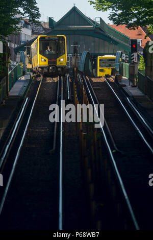 Les trains de passagers de la voiture de métro de Berlin et de la gare de métro Eberswalder Straße, Berlin 2018. Banque D'Images