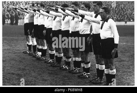 1936, l'Allemagne et l'Angleterre. L'équipe allemande de donner le salut nazi au Jeux Olympiques de Berlin Banque D'Images