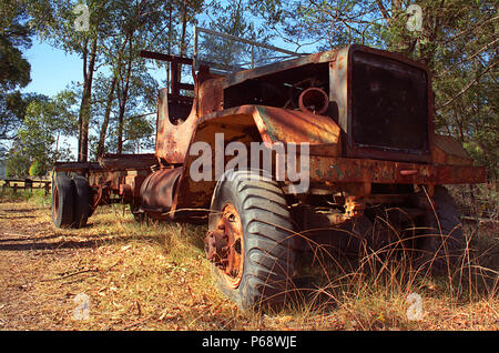 Vieux camion négligés et abandonnés, cloches Ligne de route, Bilpin, Blue Mountains, NSW Banque D'Images